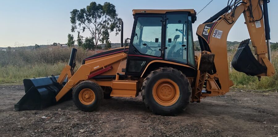 RETROEXCAVADORA CATERPILLAR 420D 4X2 CABINA